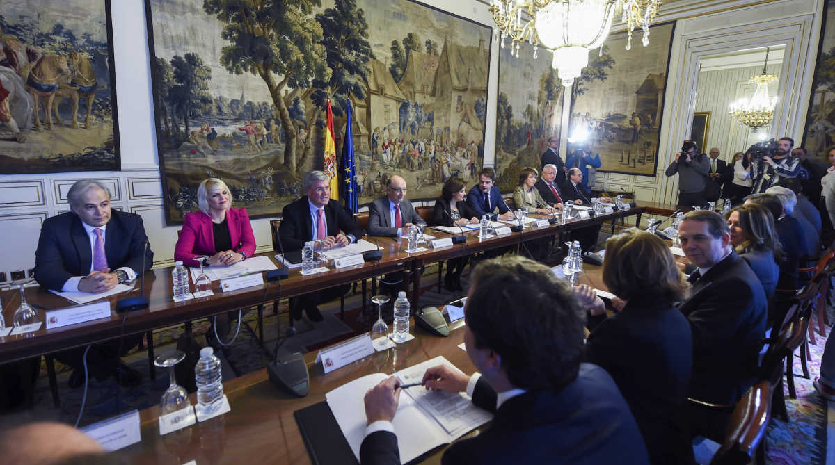 La Comisión de Expertos, el día que se constituyó. Foto: EFE/Fernando Villar