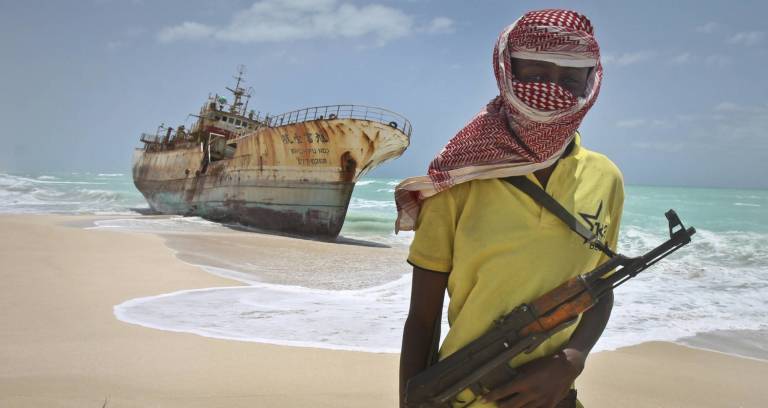 Pirata somalí junto a un barco taiwanés capturado. Foto: FARAH ABDI WARSAMEH / AP