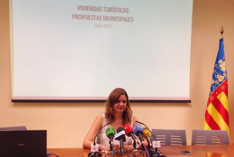 Sandra Gómez durante el anuncio de las propuestas municipales para apartamentos turísticos. VP