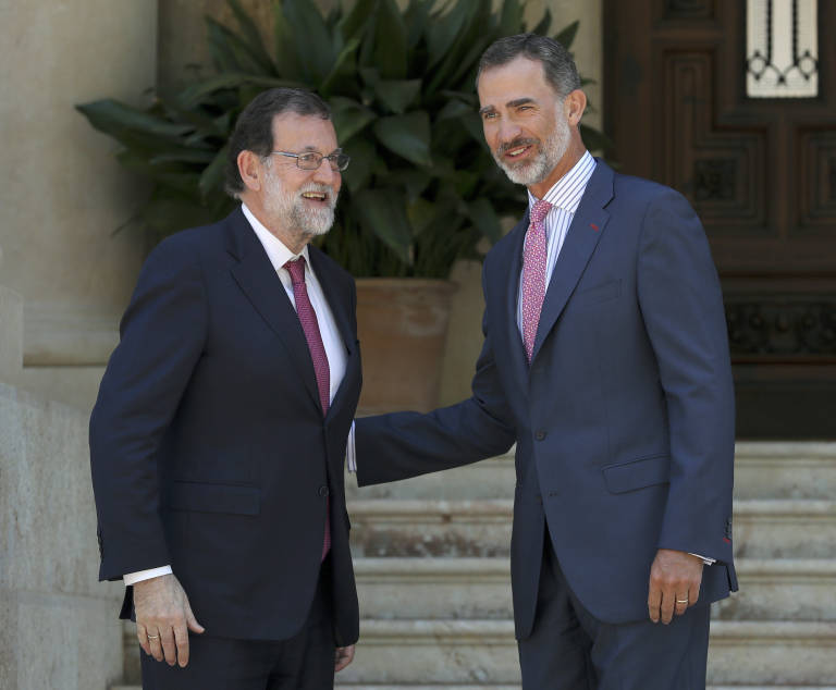 El Rey Felipe VI y el presidente del Gobierno, Mariano Rajoy, en la entrada del Palacio de Marivent.