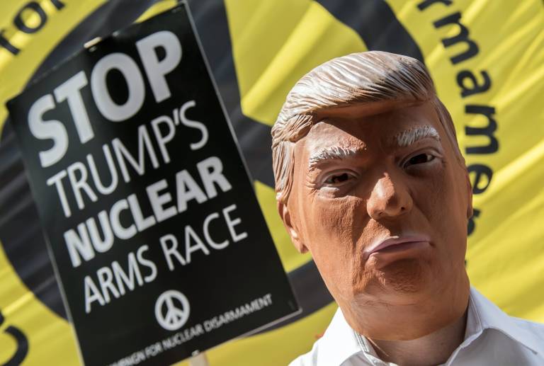 Un manifestante disfrazado de Trump protesta frente a la embajada de EEUU en Londres.