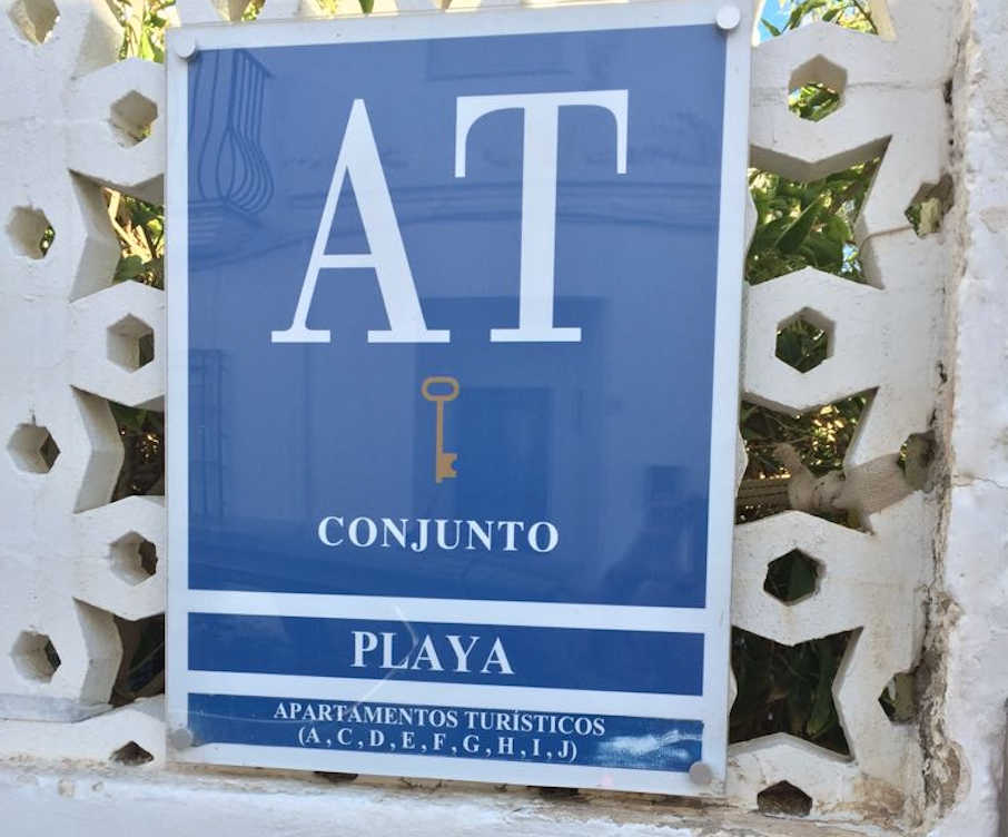 Placa distintiva de apartamentos turísticos en Andalucía.
