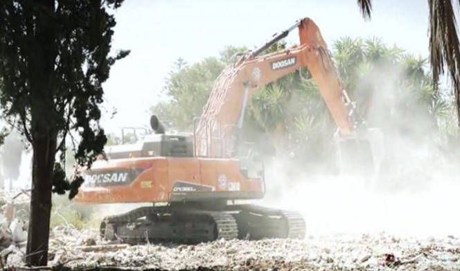 Una excavadora recoger los escombros de la finca de la Pantoja 'Mi Gitana'.