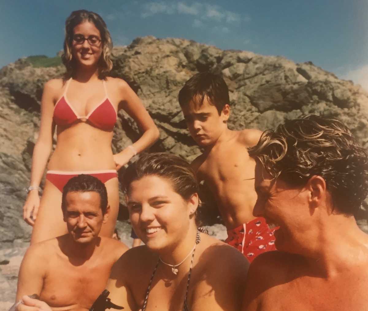Marta de Diego junto a su familia en sus veranos en Menorca.