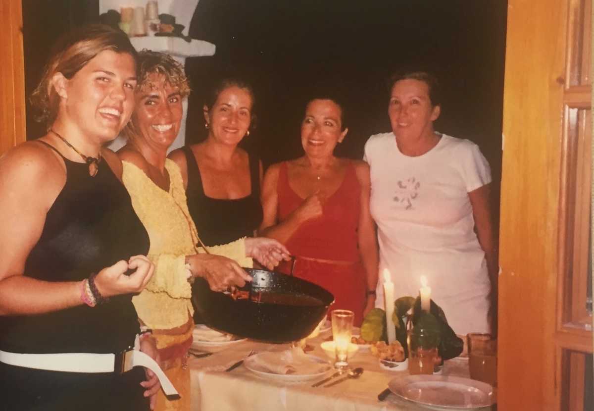 Marta junto a sus hijas y amigas con su caldereta de langosta.