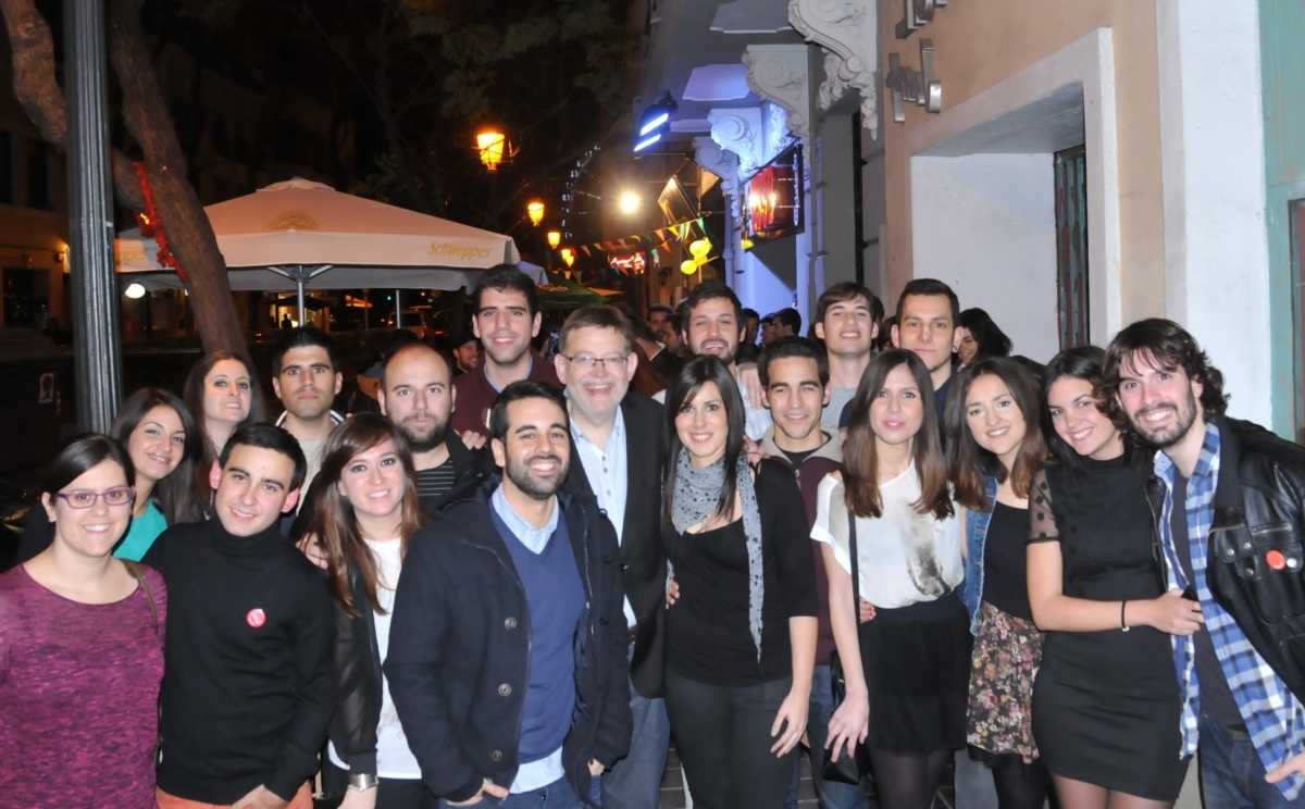 Buena parte de Joves Socialistes de la Generación Pelayo junto a Ximo Puig antes de las elecciones de 2015
