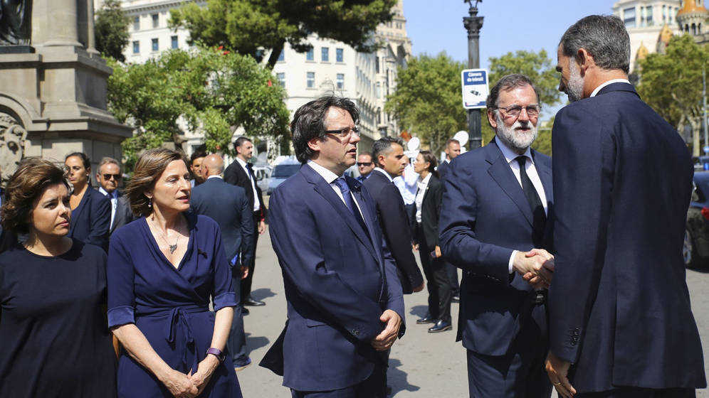 Mariano Rajoy saluda al Rey Felipe VI en presencia de Carles Puigdemont. Foto: EFE