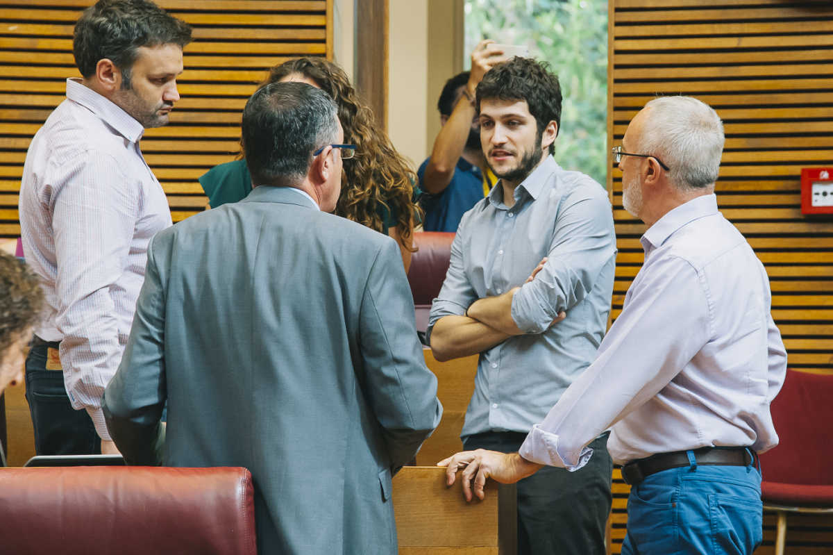Los diputados de Podemos César Jiménez, Antonio Estañ y Antonio Montiel hablan con Enric Morera. Foto: KIKE TABERNER