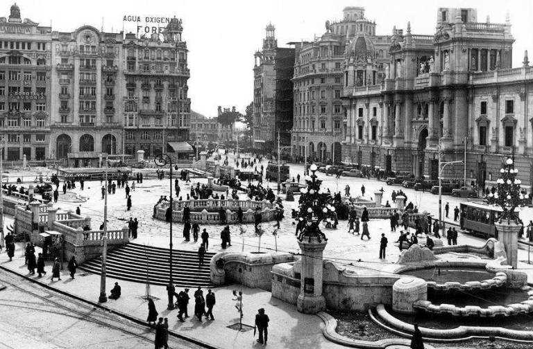 Panorámica de la Plaza del Ayuntamiento de València en los años cincuenta, con la intervención de Goerlich.
