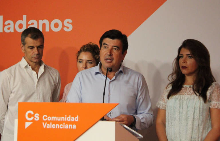 Fernando Giner junto a Toni Cantó, Marta Martín y Mari Carmen Sánchez, miembros de la dirección de Cs