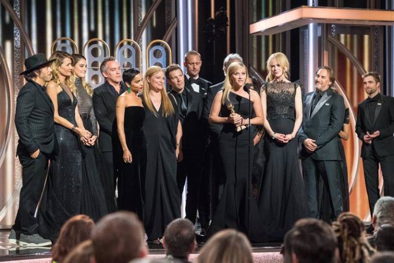 Reese Witherspoon recoge el Globo de Oro por 'Big Little Lies' con todo el reparto (Foto: EFE)