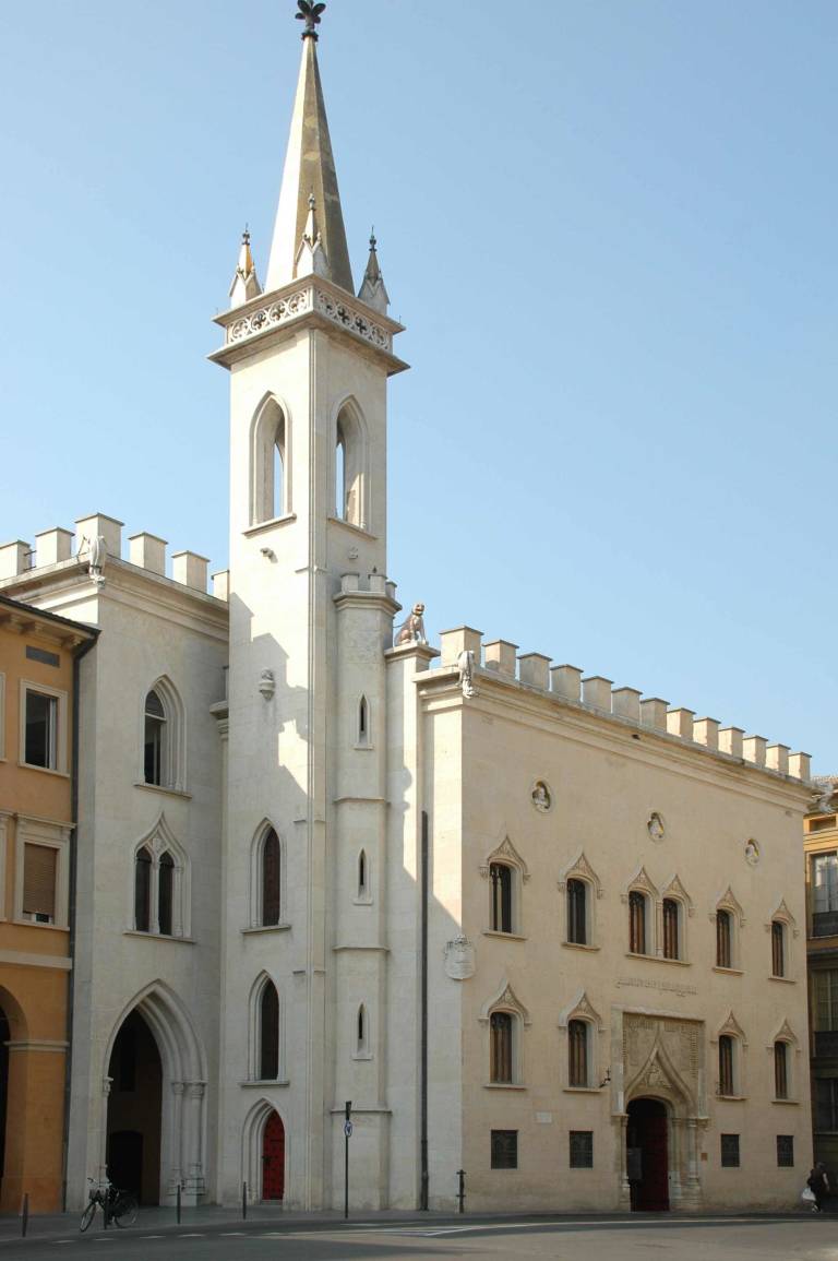La Galleria Parmeggiani amb la porta principal del palau dels Sorell