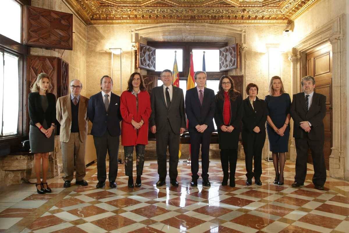 Puig y Oltra, con los mimebros del CJC. Foto: GVA