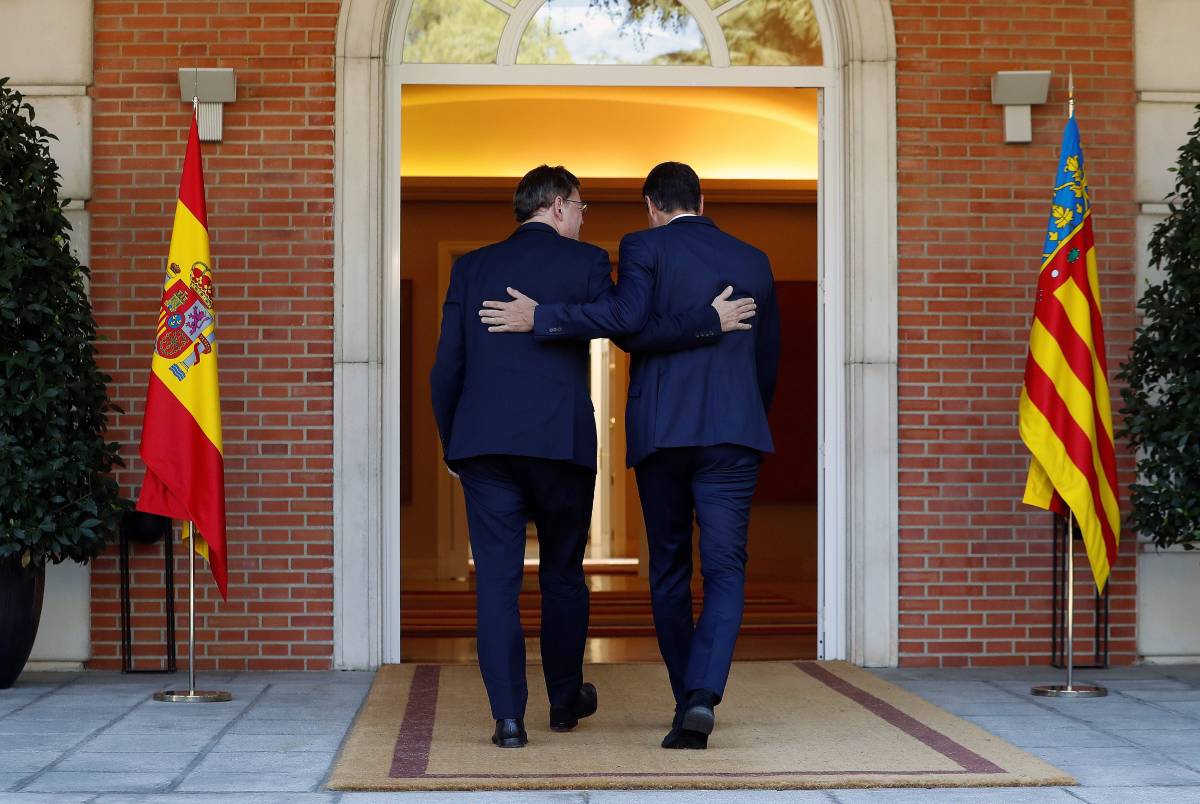 Puig y Sánchez entrando en La Moncloa. Foto: EFE