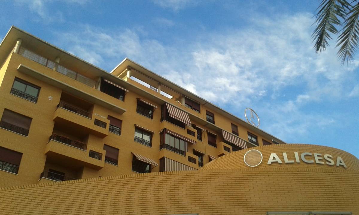 Residencial L'Anouer en San Vicente del Raspeig, con el logo de Alicesa en la fachada. Foto: R.N.