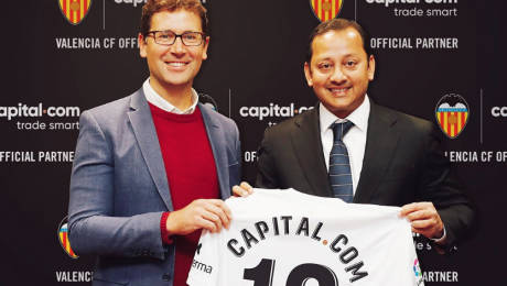 Foto: El CEO de Capital.com, Ivan Gowan, posa junto al presidente del Valencia CF, Anil Murthy. / Valencia CF.