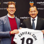 Foto: El CEO de Capital.com, Ivan Gowan, posa junto al presidente del Valencia CF, Anil Murthy. / Valencia CF.