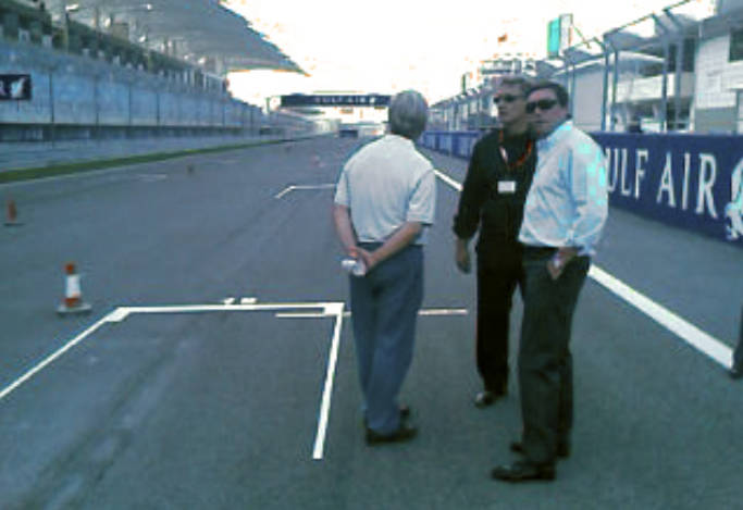 Mario Flores, en el circuito de Baréin, en otra de las fotos del informe de Typsa.