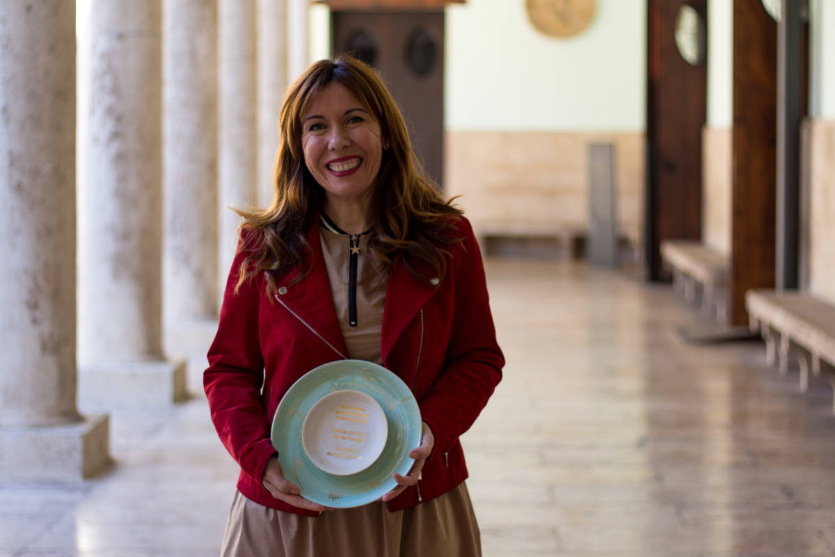 La ceramista Ana Illueca con el trofeo de La Cabina