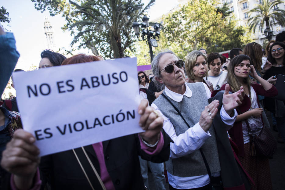 Manifestación contra la sentencia de la manada en València. Foto: EVA MÁÑEZ
