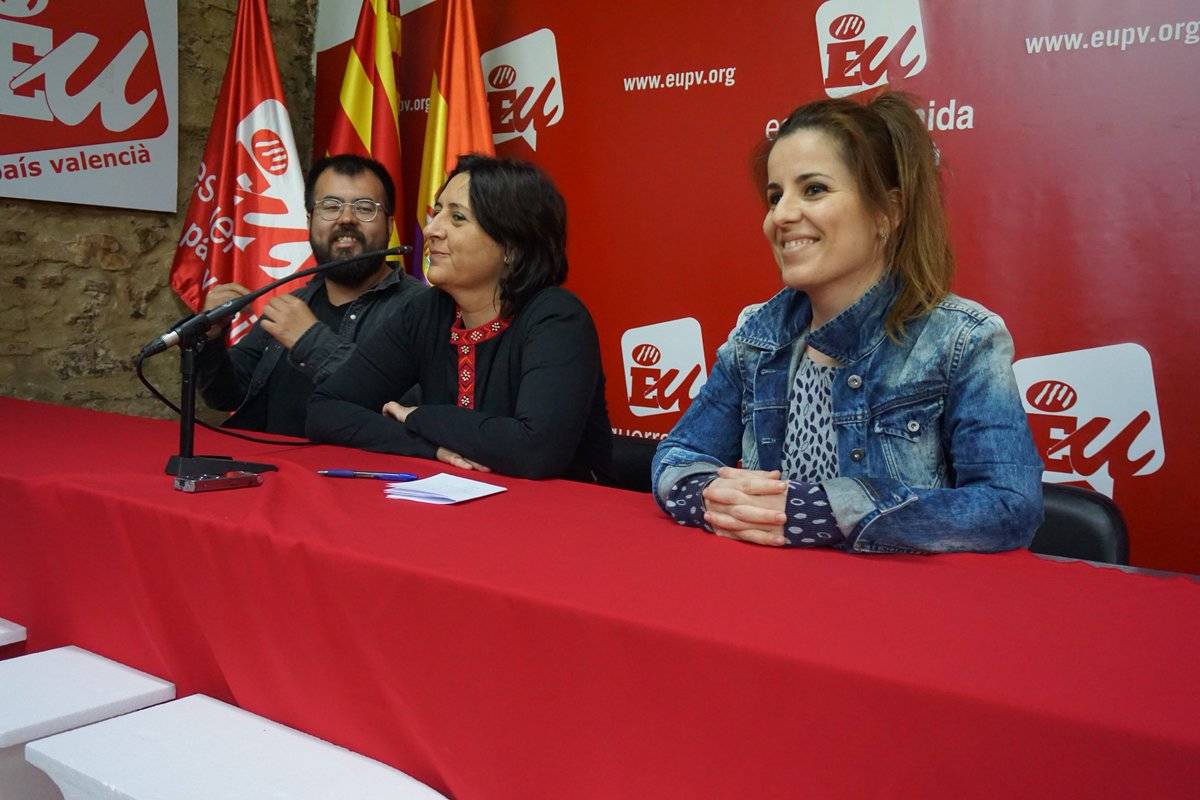 Esthér López durante una rueda de prensa con Rosa Pérez