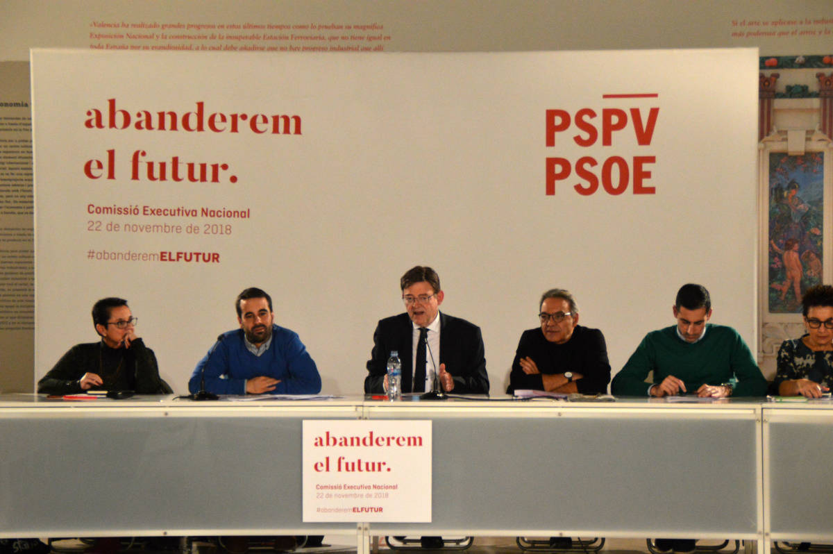 El secretario general del PSPV-PSOE, Ximo Puig, junto a el resto de dirigentes durante la Ejecutiva
