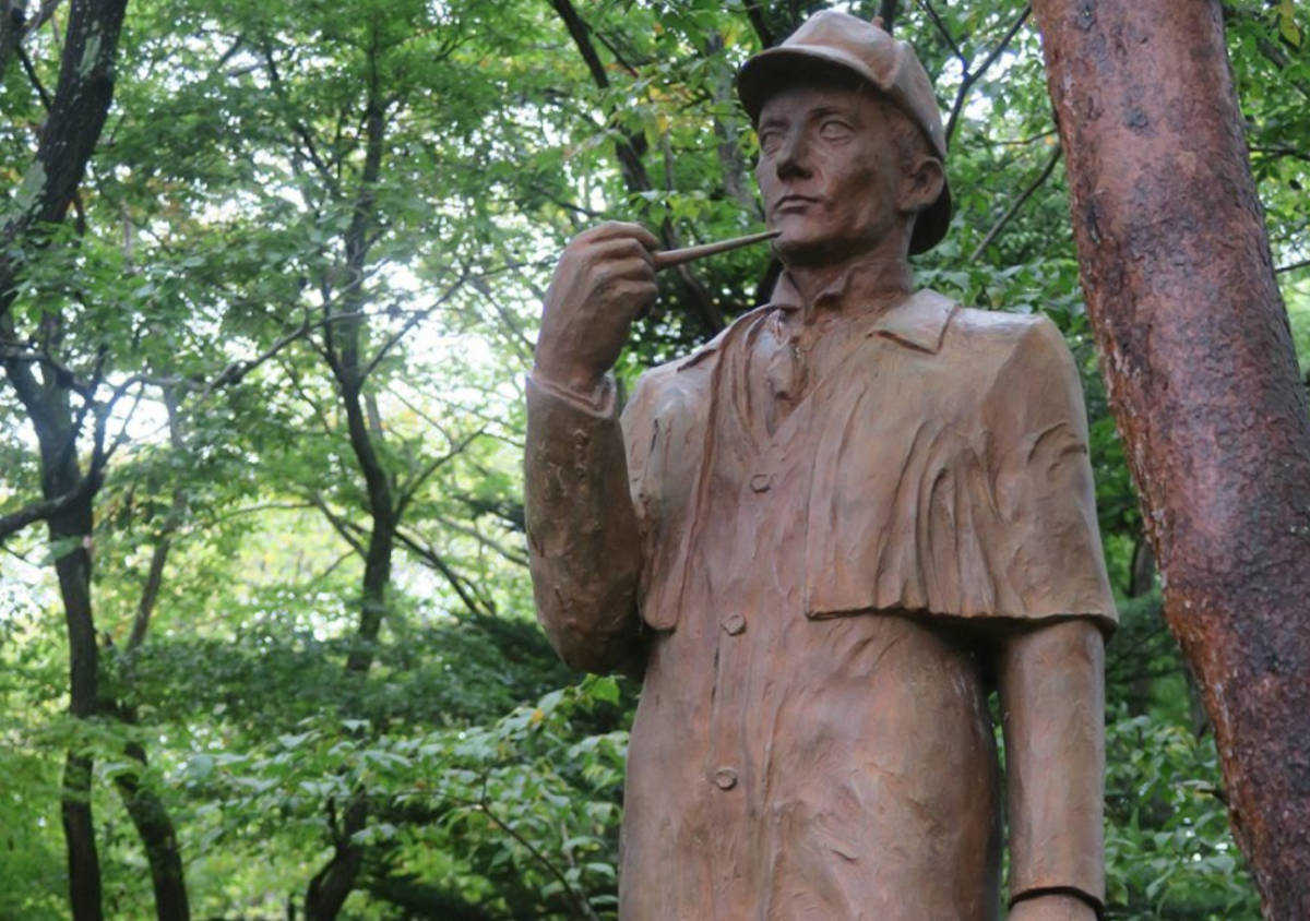Estatua dedicada a Sherlock Holmes en la ciudad nipona de Karuizawa.