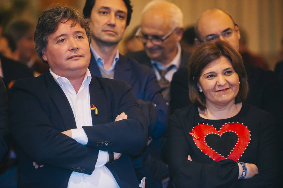 El presidente de la gestora de València, Luis Santamaría, y la líder del PPCV, Isabel Bonig. Foto: KIKE TABERNER