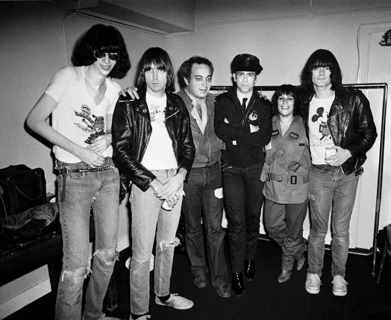Ramones con Seymour y Linda Stein y Elton John. Fotp de Danny Fields / La Fiambrera