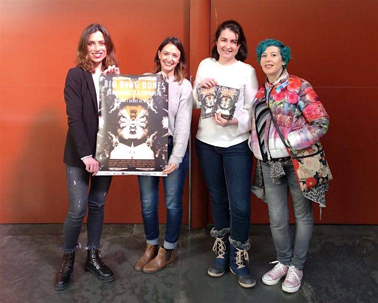 De izquierda a derecha, las comisarias Iranzo, Cubells y Forés, acompañadas de la artista Ana Elena Pena que participó en la presentación. Posan junto al cartel de las diseñadoras Señor Cifrián.