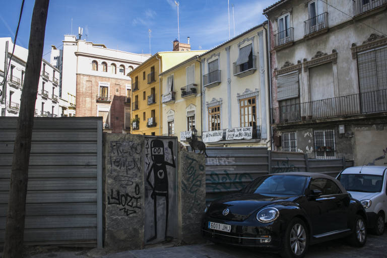 Càmera de vigilància en el cantó del carrer de la Llibertat, obrint-se al carrer del Salvador i, a l’esquerra, al carrer Viciana (Fotos: EVA MÁÑEZ)
