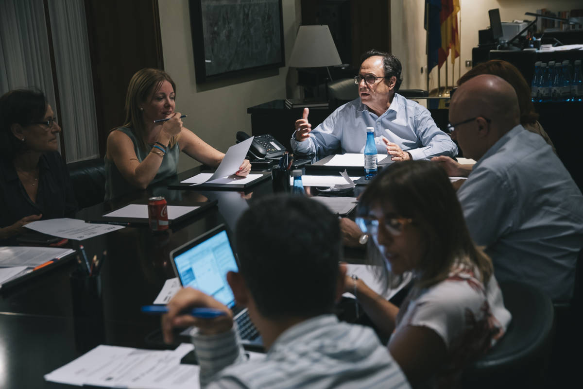 El conseller de Hacienda, Vicent Soler, y la secretaria autonómica, Clara Ferrando, junto su equipo de la conselleria. Foto: KIKE TABERNER