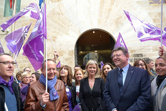 Puig junto a la consellera Gabriela Bravo en la manifestación en la puerta de Les Corts. Foto: CORTS