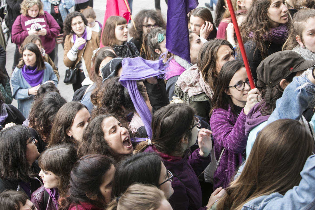 Protesta ante el Rectorado de la Universitat de València. Foto: EVA MÁÑEZ