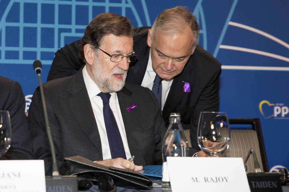 Mariano Rajoy y Esteban González Pons poco antes de la intervención del presidente. Foto: MARGA FERRER