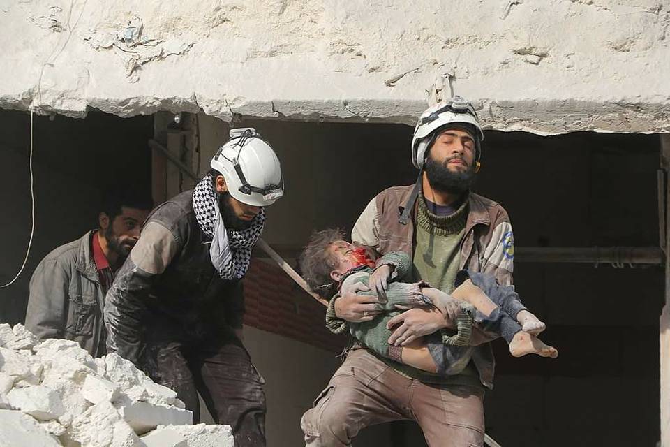 Rescate de un niño tras un bombardeo en Siria. Foto: Siria Civil Defense