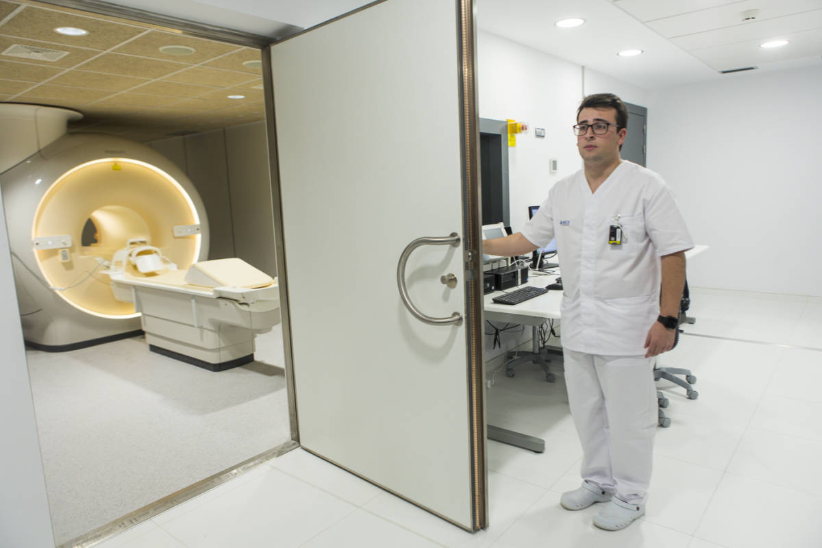 Sala de resonancia magnética nuclear en el Hospital IMED Valencia. Foto: EVA MÁÑEZ
