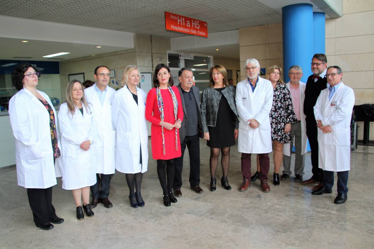 La consellera, con el nuevo equipo directivo del Hospital de Alzira. Foto: GVA