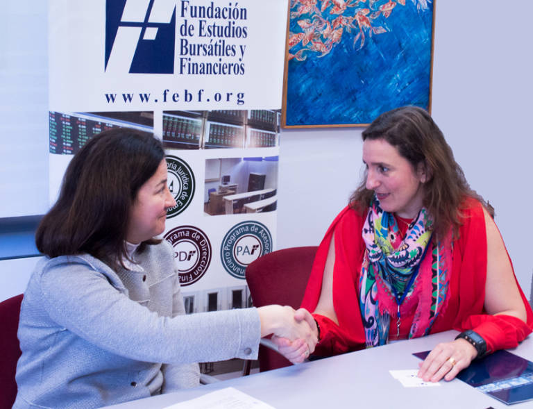 Isabel Giménez (izq.), directora general de la FEBF, y Araceli de Frutos en la firma como nueva socia