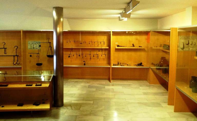 Colección Trenor de pesas y medidas, expuesta en el Museo de la Ciudad, en Valencia 