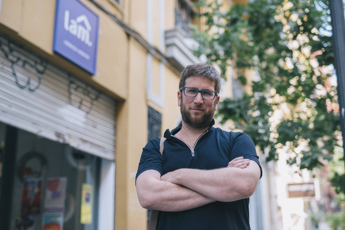 Miguel Urbán ante la sede de La Morada, sede de Podemos en València. Foto: KIKE TABERNER