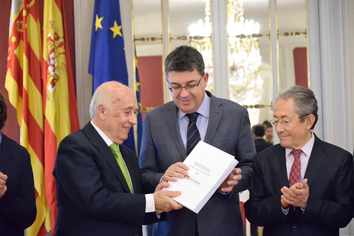 José Cholbi y el síndic adjunto, Ángel Luna, entregan su informe al president de Les Corts, Enric Morera. Foto: CORTS