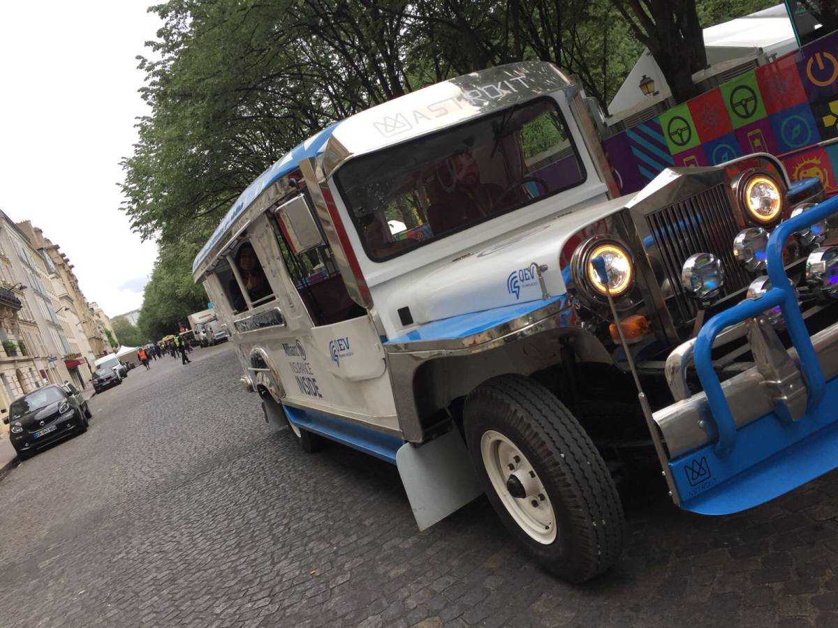 'Jeepney' de Flipinas, en una exposición en París. Foto: VEQ TECH