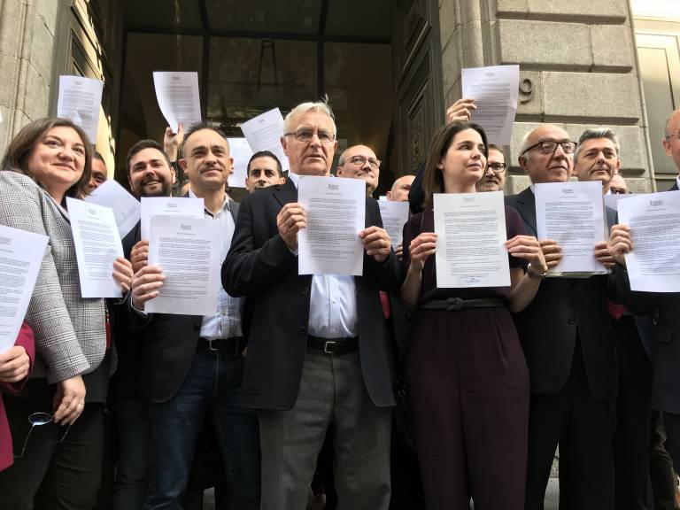 Protesta de los alcaldes encabezada por Joan Ribó ante el Ministerio de Hacienda