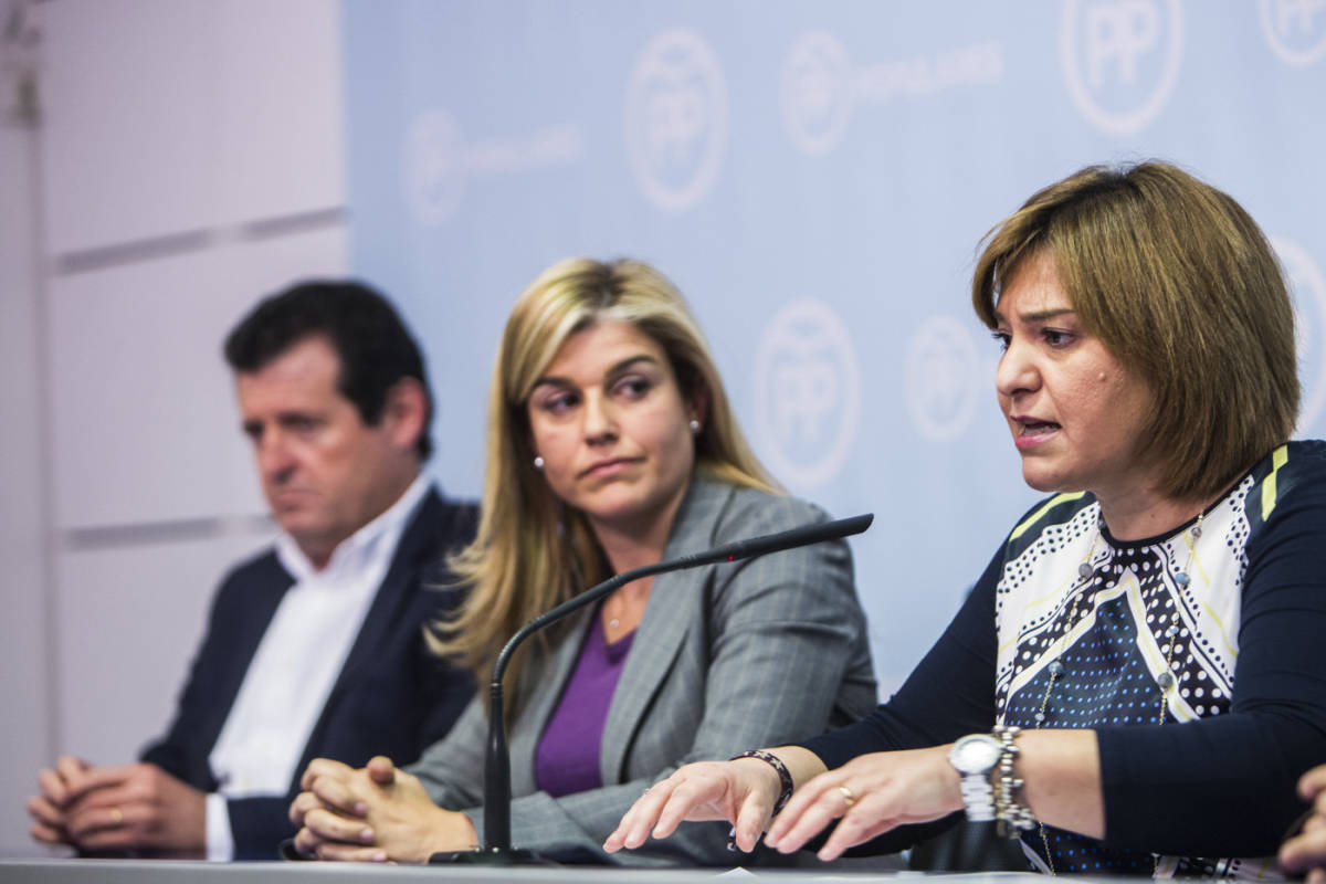 Isabel Bonig junto a Eva Ortiz y José Císcar en la sede del PP. Foto: EVA MÁÑEZ