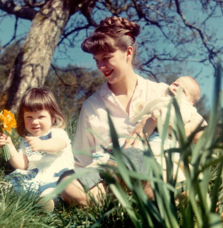  Sylvia Plath amb sos fills Nicholas i Frieda en 1962. © Siv Arb