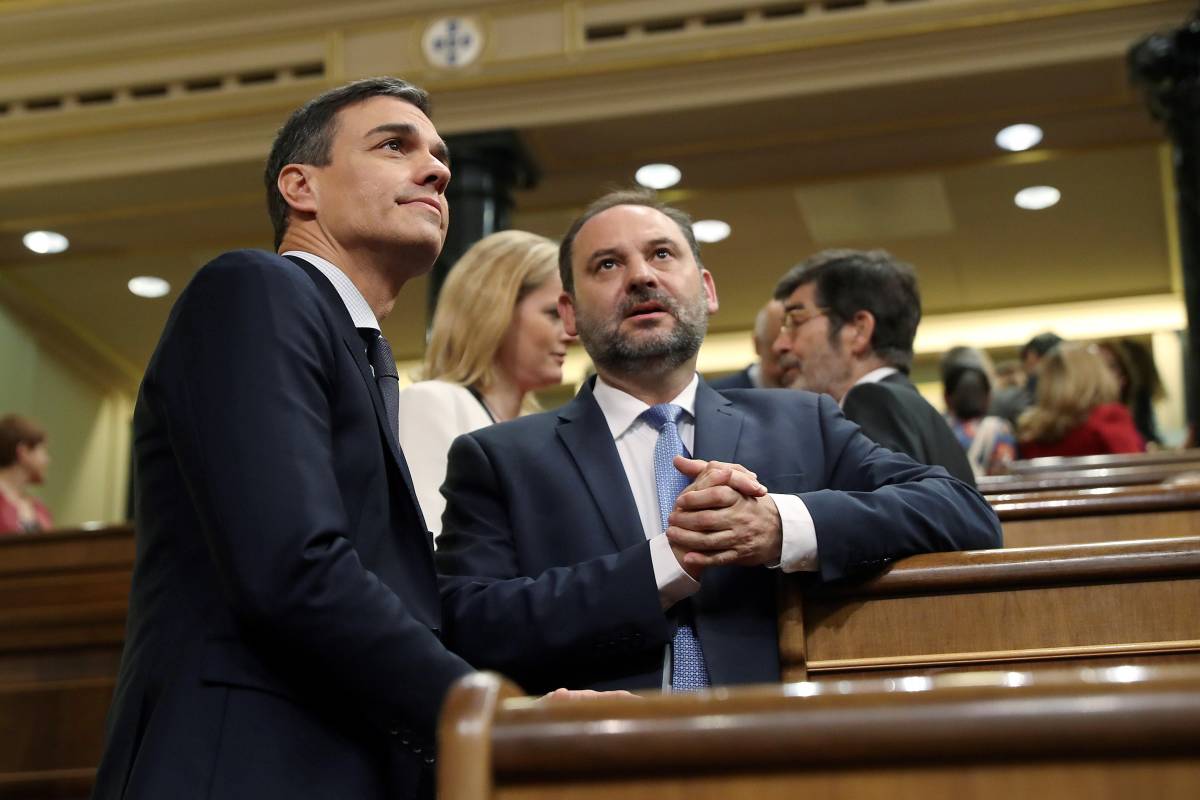 Pedro Sánchez y José Luis Ábalos. Foto: EFE/J.J. Guillén