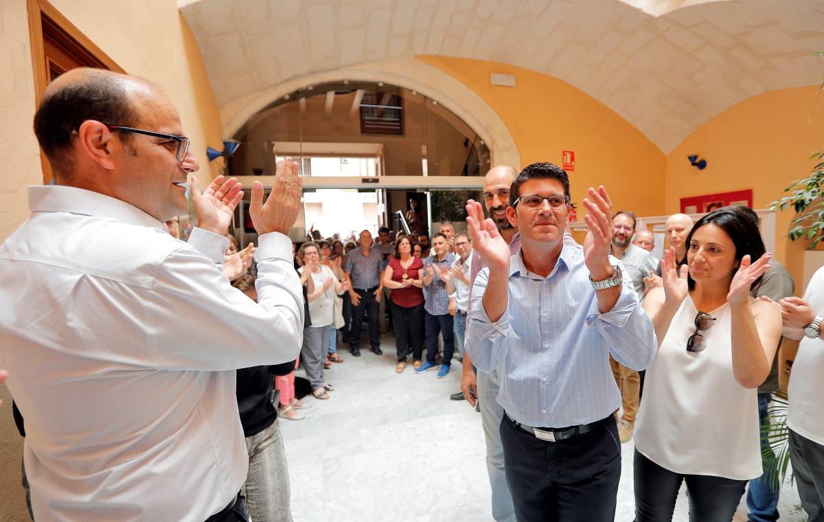 Jorge Rodríguez, aclamado el viernes al llegar al Ayuntamiento de Ontinyent. Foto: EFE/MANUEL BRUQUE