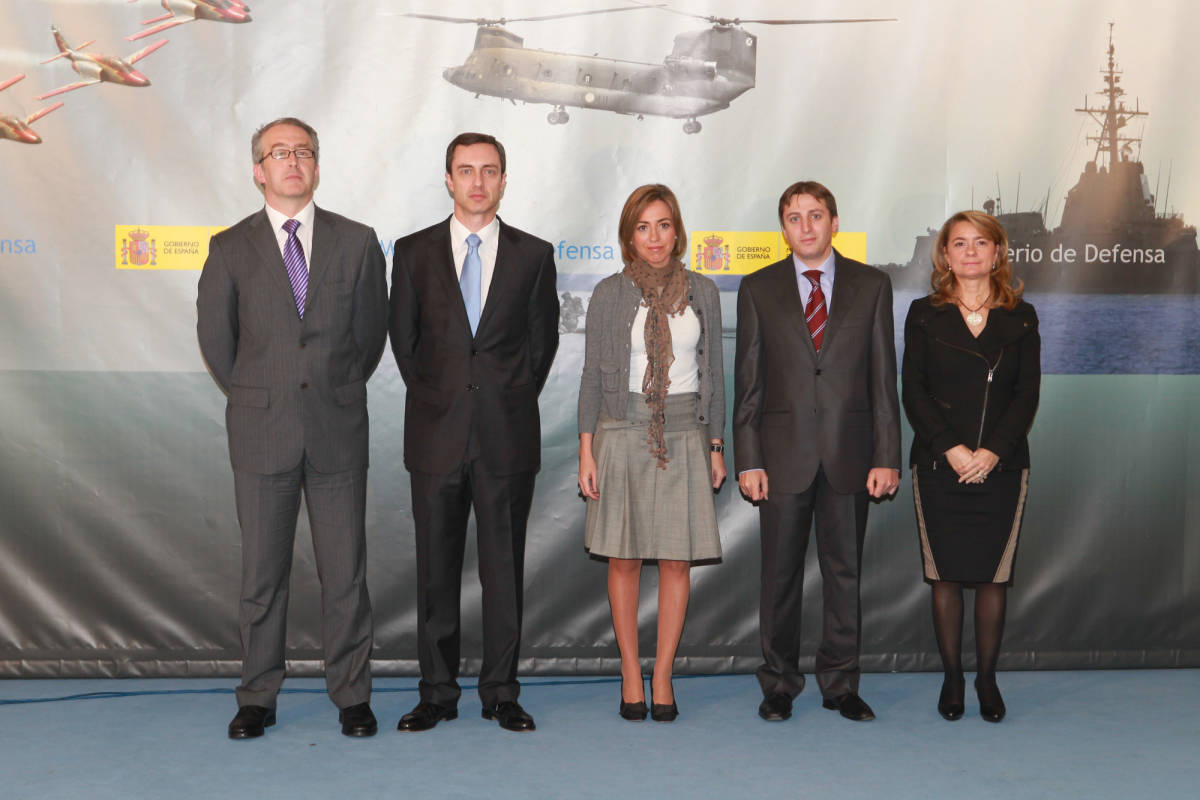 Flores Giménez (1i) en su presentación como director general en el ministerio dirigido por Carme Chacón en 2010