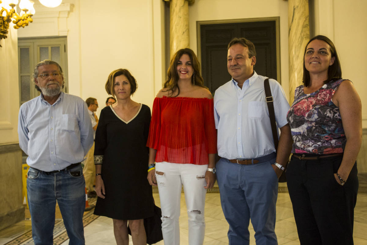 La portavoz socialista, Sandra Gómez, y el resto de concejales de su grupo. Foto: EVA MÁÑEZ
